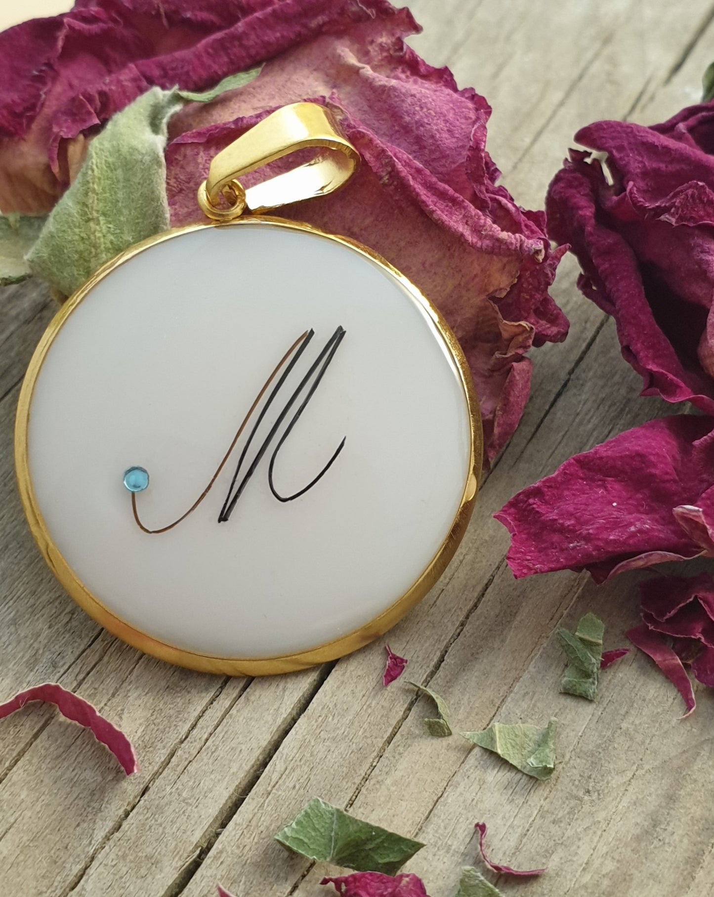 Edelstahl Anhänger "Initial" aus Haaren gelegt